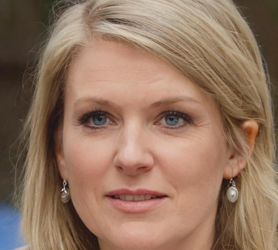 Portrait von Elara Voss